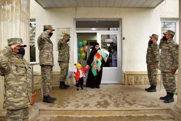 نظامیانی که به احترام همسر و فرزند شهید ایستادند/قصه طولانی حجاب