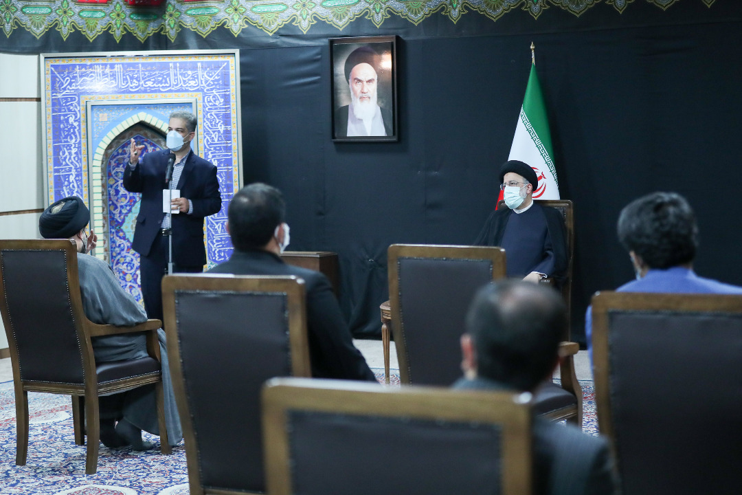 دیدار روح الله سلگی رئیس هیات موئسس جنبش ملی شهید زادگان در دیدار با رئیس جمهور