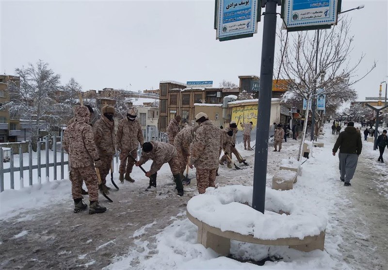 ورود سپاه برای بازگشایی معابر و جابه‌جایی مسافران در کردستان نیروهای سپاه مشغول پاکسازی معابر هستند.