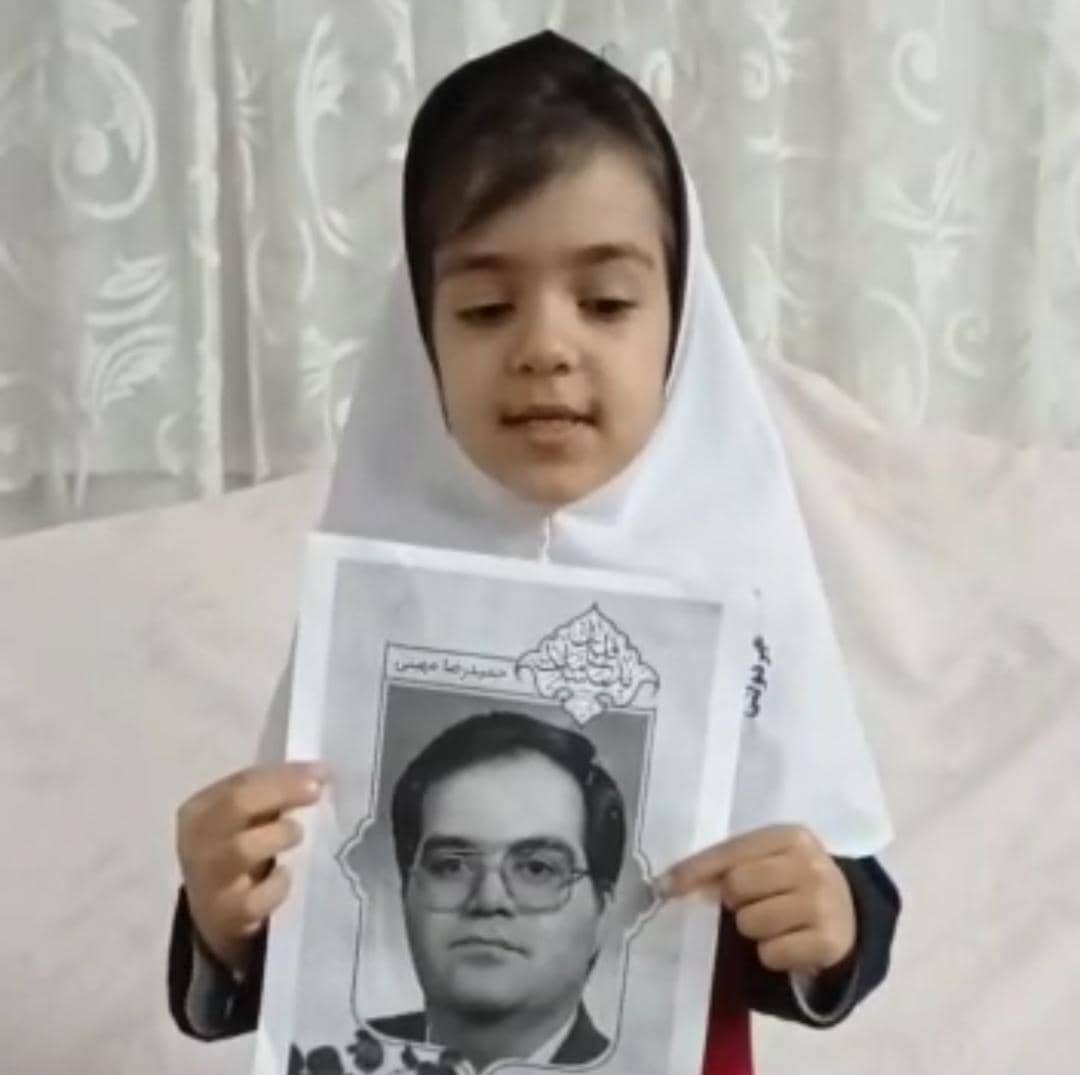 بازخوانی بخشی از وصیت نامه شهید مدافع سلامت حمیدرضا مهینی توسط خبرنگار کودک و نوجوان پایگاه خبری شهید یاران