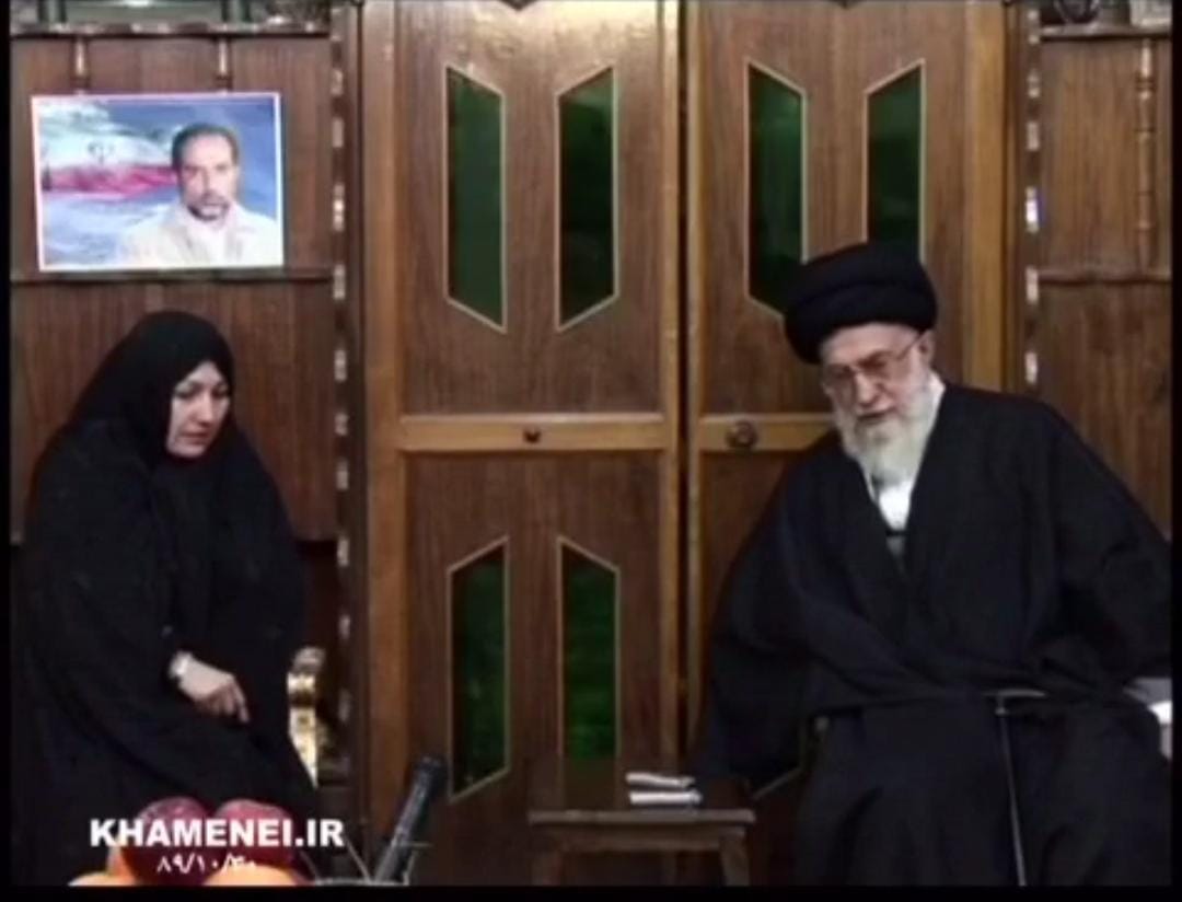 لحظاتی از حضور رهبر انقلاب در منزل شهید علی‌محمدی‌‌