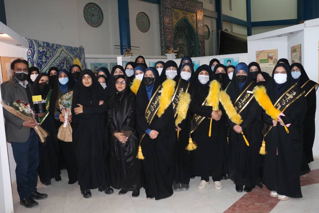 از مسئول خادمیاران و مسئول اجرایی خواهران خادمیار گلستان شهدا اصفهان تقدیر شد.