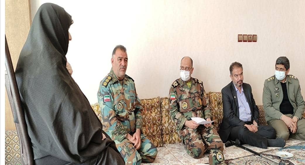 دیدار ارشد نظامی آجا از خانواده شهیدان «بدیهیان» در نجف آباد