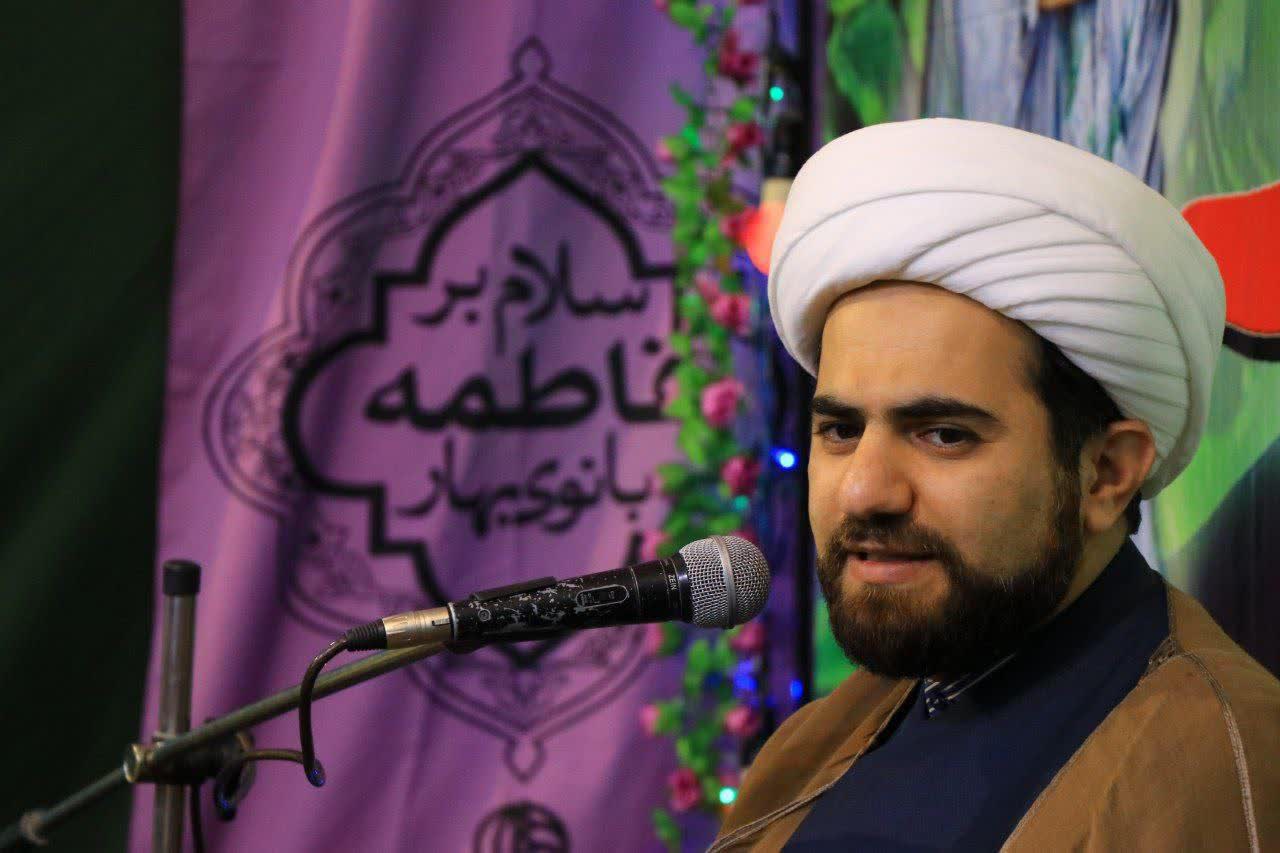 پاسخگویی به سؤالات اعتقادی جوانان در گذر فرهنگی چهارباغ اصفهان