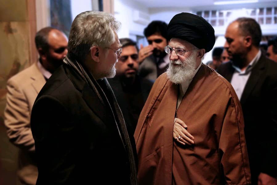 تصویری از مرحوم نادر طالب‌زاده در کنار رهبر انقلاب