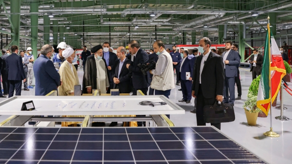 با حضور رئیس جمهور؛ بزرگترین خط تولید پنل‌های خورشیدی کشور در خمین افتتاح شد