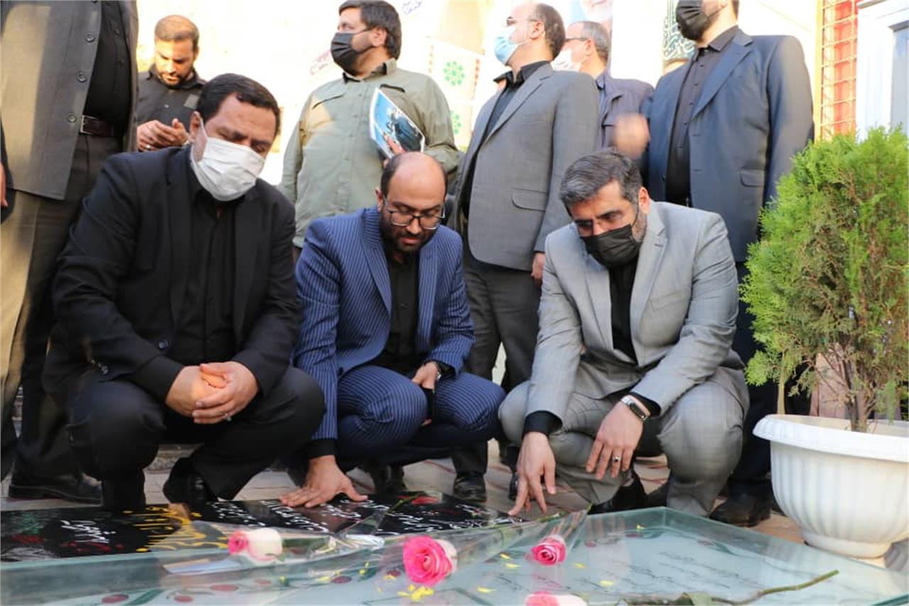 در راستای سفر استانی رئیس جمهور و با حضور وزیر فرهنگ در گلزار شهدای کرمان صورت گرفت؛