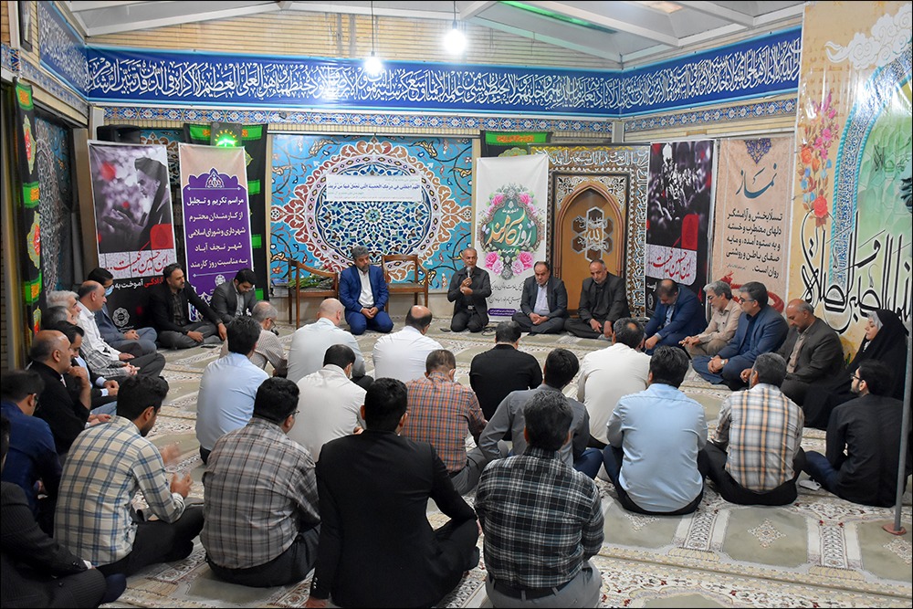 به مناسبت روز کارمند/ در معاونت های مختلف، مناطق و سازمان های وابسته به شهرداری نجف آباد به صورت همزمان جلسه تقدیر و تجلیل از کارمندان برگزار شد.