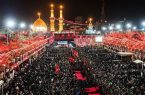 درد و دل و تلاش زائر عرب با اباعبدالله الحسین علیه السلام برای گرفتن شفای پای خود درباب القبله حرم امام حسین(ع)