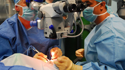 انجام اعمال جراحی‌ چشم در بیمارستان مُهر