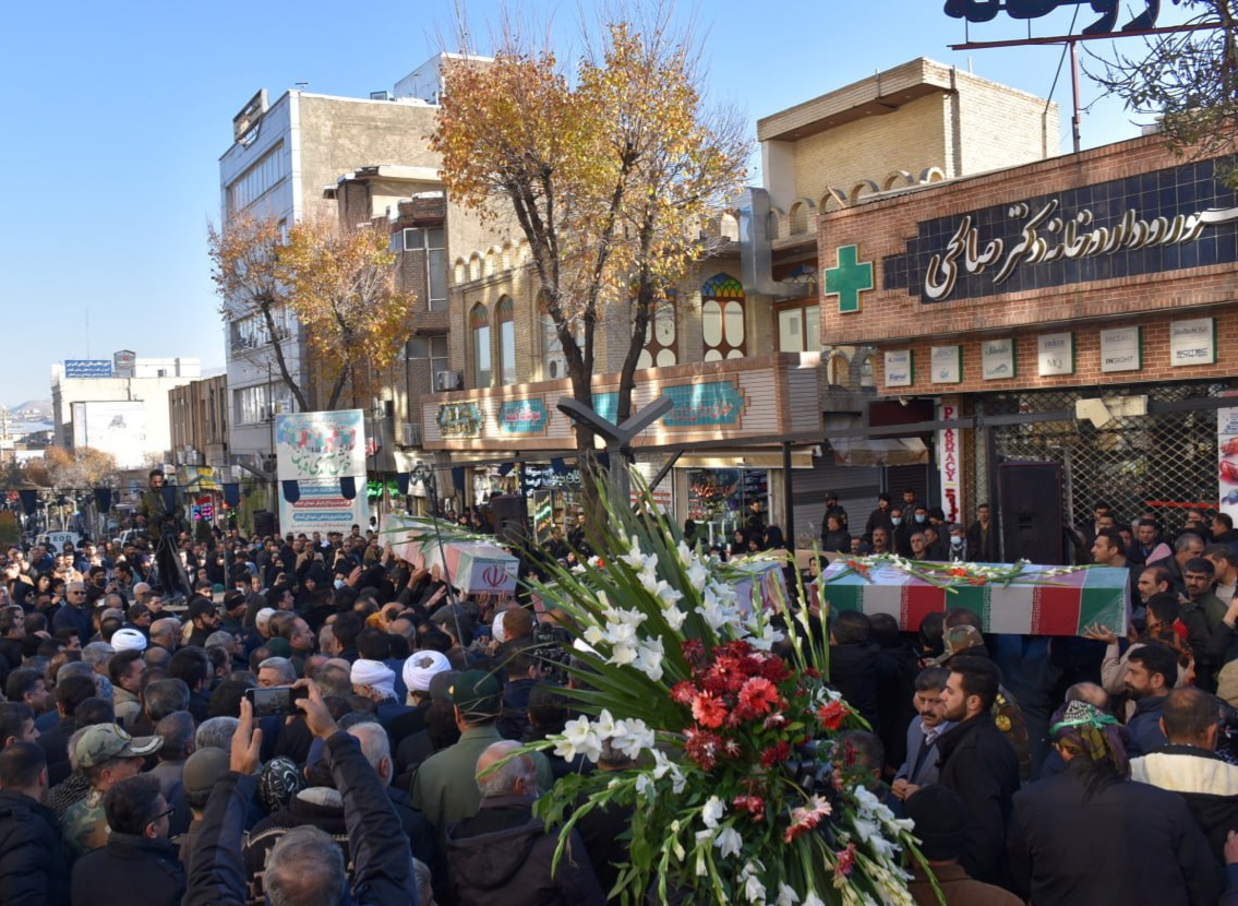 گزارش تصویری از بدرقه پیکرهای پاک چهار شهید گمنام بر دستان مردم شهید پرور سنندج :