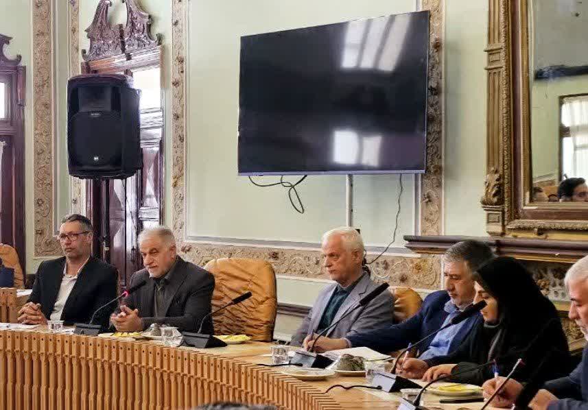 شهردار اصفهان در نشست مشورتی روسای کمیسیون‌های فرهنگی شورای اسلامی تاکید کرد:باید در کار فرهنگی دنبال خلق آثاری باشیم که به جان مردم بنشیند