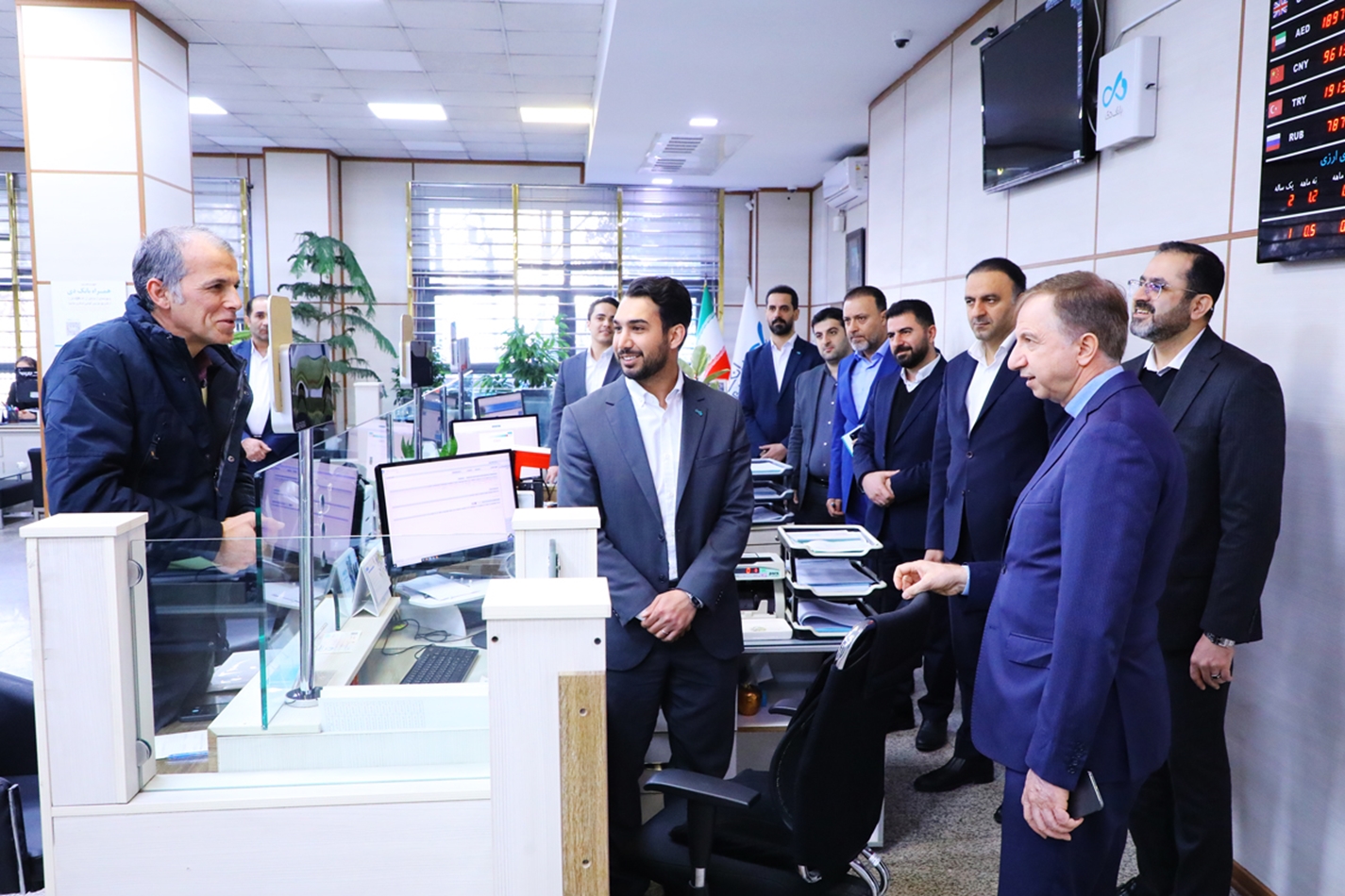دربازدید مدیرعامل و اعضای هیأت‌مدیره از شعبه مرکزی بانک دی اعلام شد:مهمترین ماموریت بانک دی خدمت رسانی به خانواده معزز شهدا و ایثارگران است