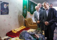  در جریان سفر به مشهد مقدس صورت گرفت؛ حضور دکتر پزشکیان در منزل مادر شهید رئیسی