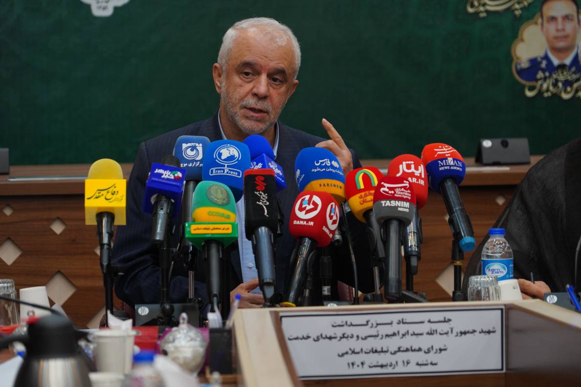  معاون رئیس جمهور و رئیس بنیاد شهید و امور ایثارگران عنوان کرد:شهید آیت‌الله رئیسی نماد وفاق و همدلی ملت بود/ همه دستگاه‌ها برنامه‌های متنوعی را برای بزرگداشت شهدای خدمت دارند