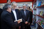 بازدید رئیس‌جمهور از غرفه نشر شاهد در نمایشگاه بین المللی کتاب