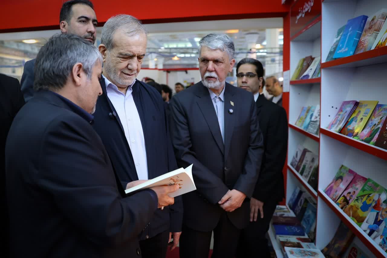 بازدید رئیس‌جمهور از غرفه نشر شاهد در نمایشگاه بین المللی کتاب