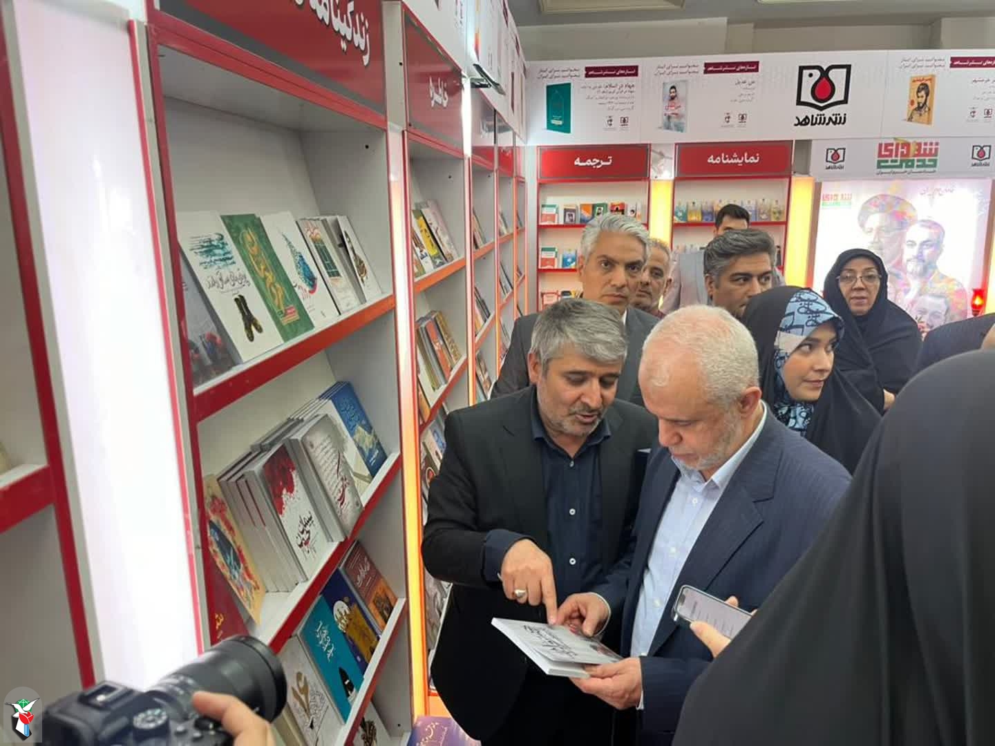 بازدید معاون رئیس‌جمهور از غرفه نشر شاهد در سی‌وششمین نمایشگاه بین‌المللی کتاب تهران / رونمایی از ۳۶ عنوان کتاب جدید هم‌زمان با هفته بزرگداشت شهدای خدمت