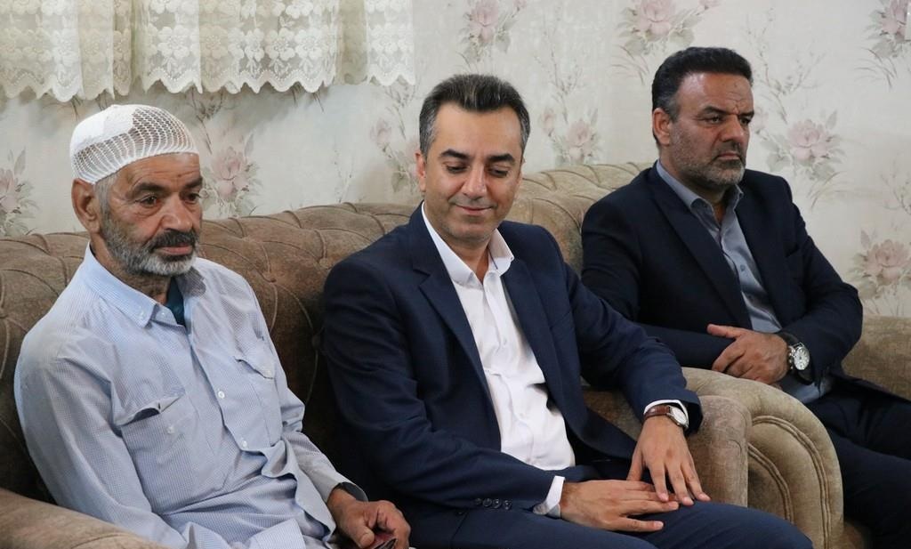  تقدیر از صبر و استقامت؛حضور مشاور وزیر تعاون، کار و رفاه اجتماعی در منزل جانباز سرافراز در اصفهان