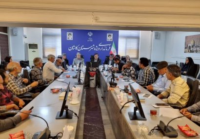 برگزاری میز خدمت ویژه ایثارگران در فرمانداری کاشان با حضور مسئولان وزارت کشور