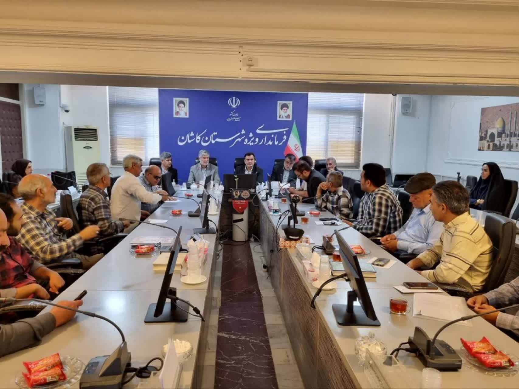 برگزاری میز خدمت ویژه ایثارگران در فرمانداری کاشان با حضور مسئولان وزارت کشور