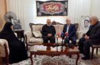  مهندس اوحدی در دیدار خانواده شهید شهریاری عنوان کرد:روایتگری عظمت شهدا در جامعه را زنده نگاه می‌دارد / بزرگ‌ترین دستاورد این جنگ وحدت مردم از تمام سلایق بود