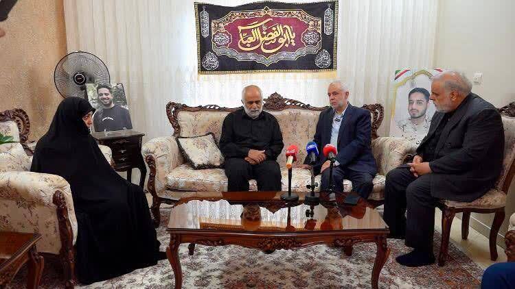  مهندس اوحدی در دیدار خانواده شهید شهریاری عنوان کرد:روایتگری عظمت شهدا در جامعه را زنده نگاه می‌دارد / بزرگ‌ترین دستاورد این جنگ وحدت مردم از تمام سلایق بود