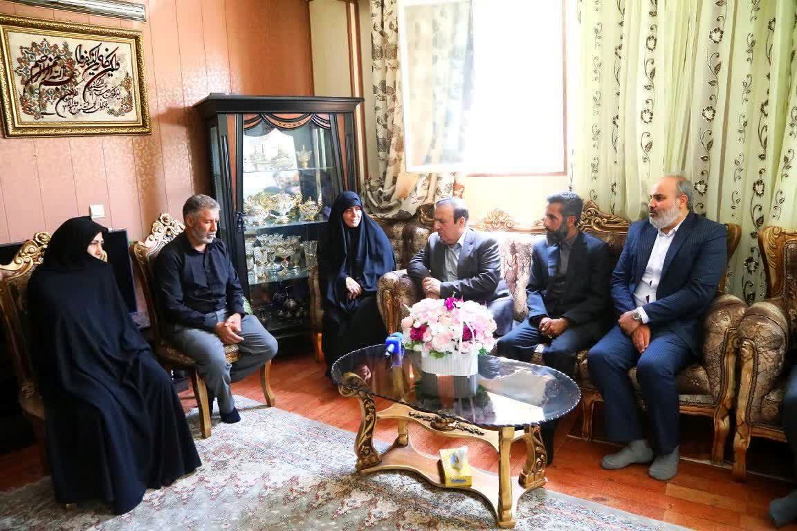 دیدار استاندار قزوین با جمعی مسئولان از خانواده شهید امیرحسین باجلان