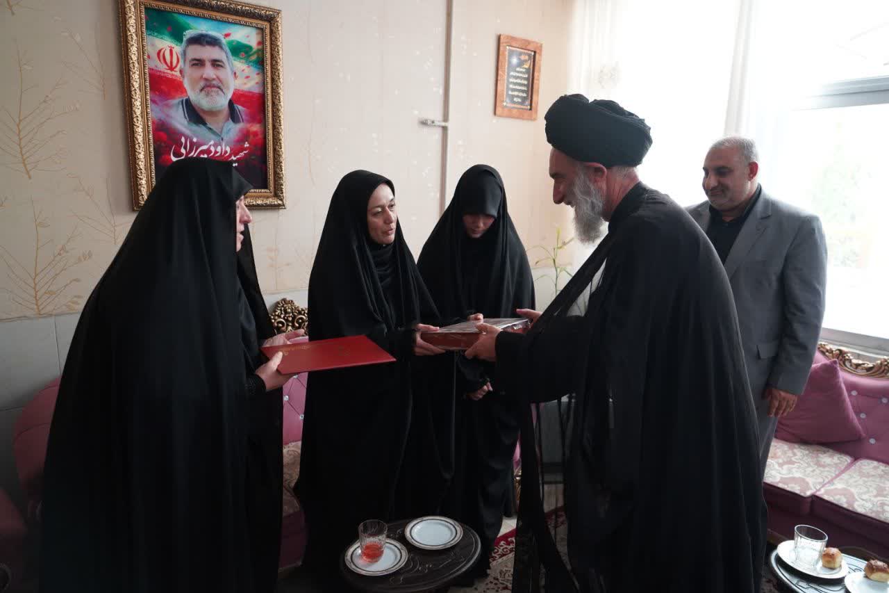 در سفر به اصفهان؛ معاون تعاون و امور اجتماعی بنیاد شهید و امور ایثارگران با خانواده شهیدان «عسگری، صدری و میرزایی» دیدار کرد