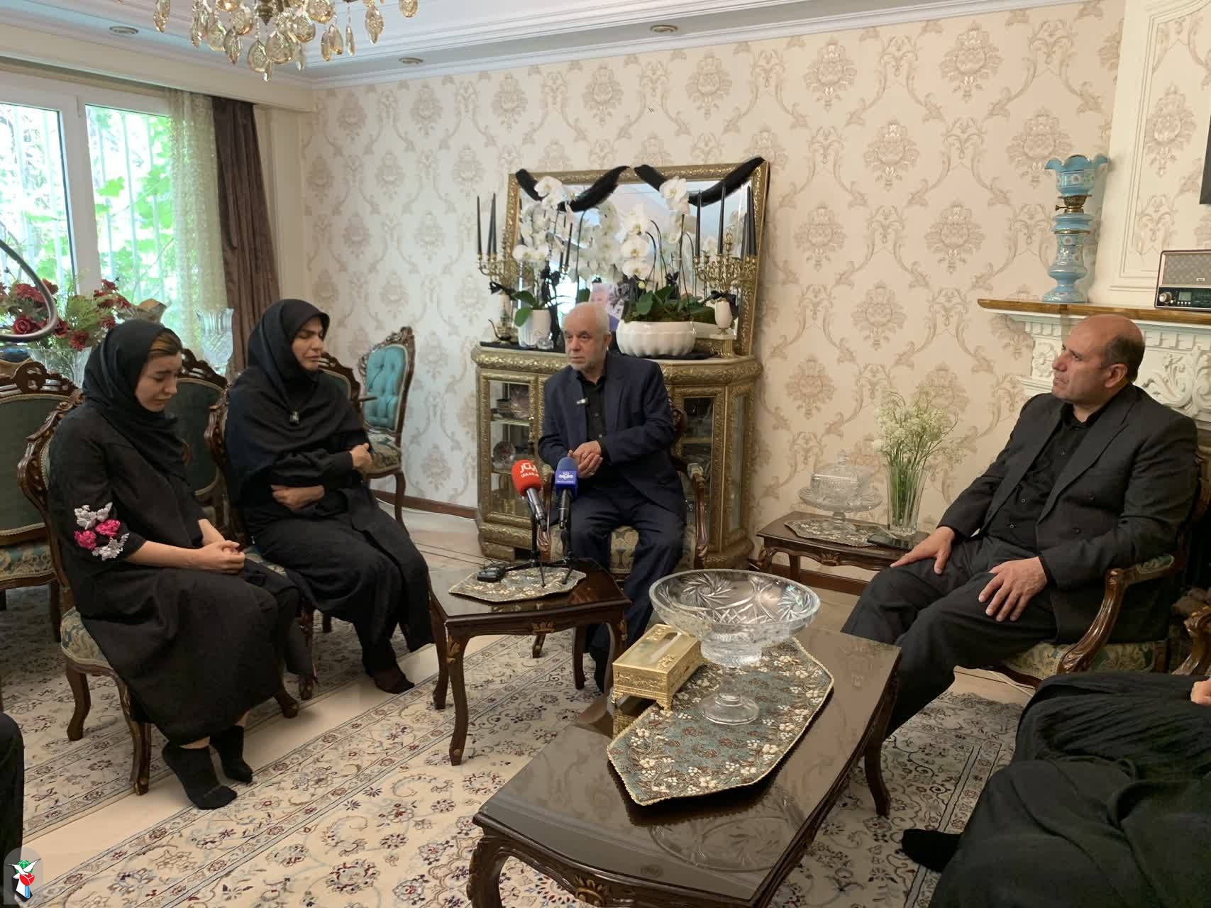 در دیدار رییس بنیاد شهید و امور ایثارگران با خانواده شهید فرجی عنوان شد:هر کدام از شهدا حقایق زیبایی در زندگی خود دارند/ آنچه در گذر زمان می‌ماند یاد و خاطره شهدای گرانقدر است