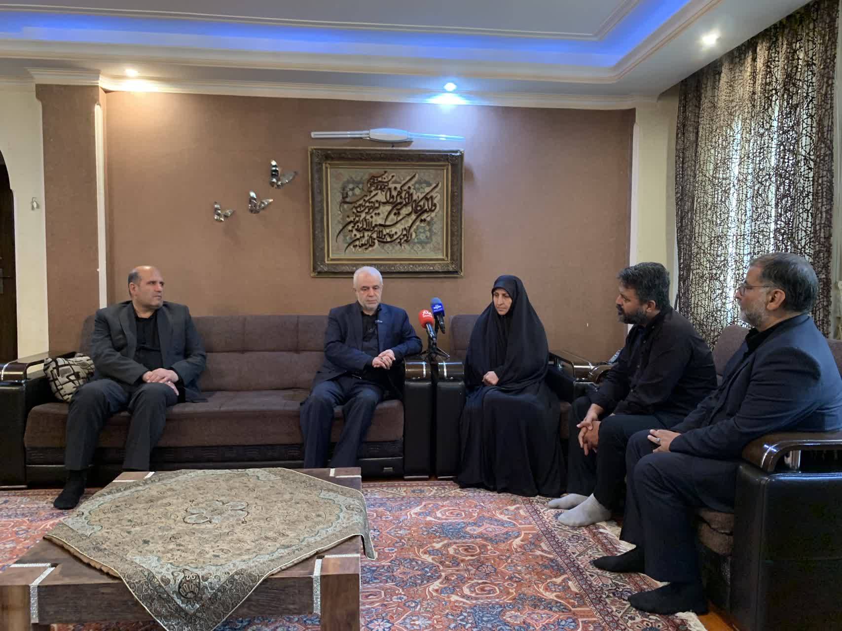 در دیدار رئیس بنیاد شهید و امور ایثارگران با خانواده شهید هاشمی عنوان شد: روایت زندگی شهدا به صورت کتاب جمع‌آوری خواهد شد/بنیاد شهید به طور جد حقوق خانواده‌های شهدا را دنبال می‌کند