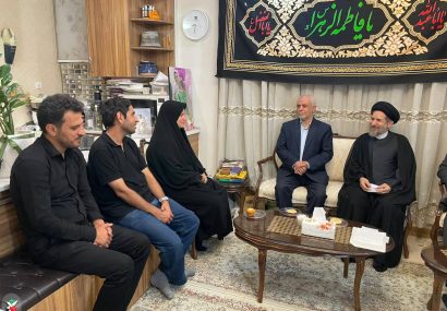  به نمایندگی از مقام معظم رهبری (مدظله‌العالی)؛ حجت‌الاسلام ابوترابی‌فرد و مهندس اوحدی با خانواده شهیدان عسگری دیدار کردند