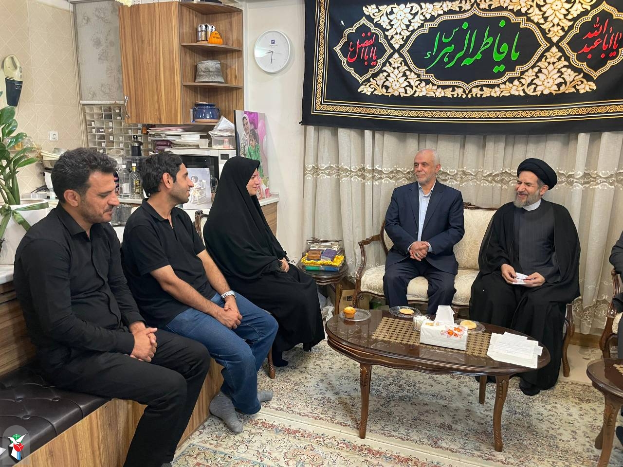  به نمایندگی از مقام معظم رهبری (مدظله‌العالی)؛ حجت‌الاسلام ابوترابی‌فرد و مهندس اوحدی با خانواده شهیدان عسگری دیدار کردند