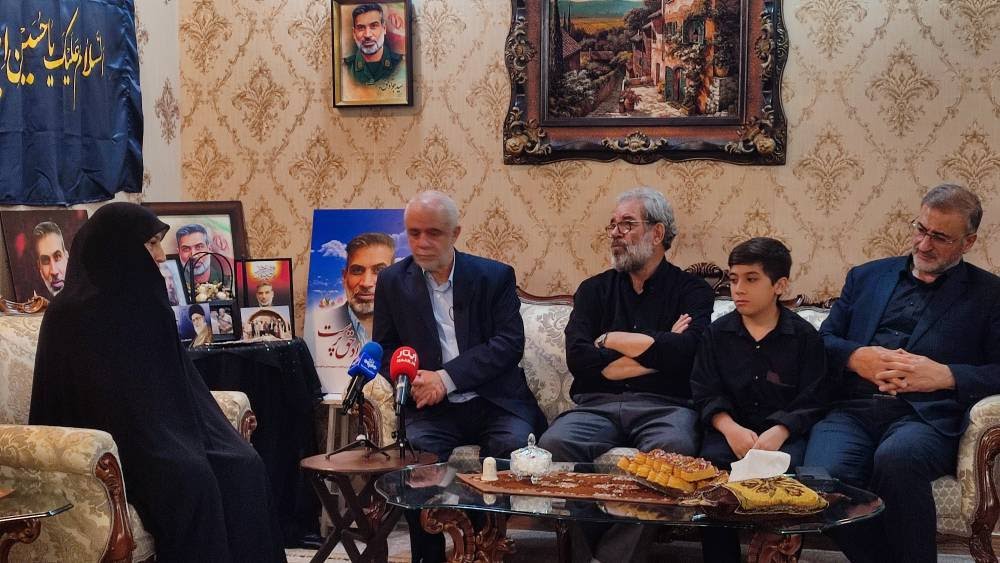  رئیس بنیاد شهید و امور ایثارگران در دیدار با خانواده شهید سردار علی باباخانی عنوان کرد:شهدای اقتدار مظلومانه به شهادت رسیدند