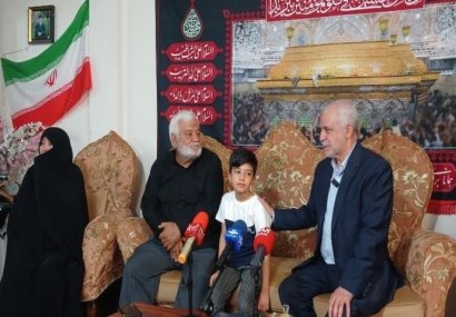 رییس بنیاد شهید و امور ایثارگران در دیدار با خانواده شهید طاووسی عنوان کرد: بنیاد شهید امانت‌دار خون شهدا و خدمتگزار خانواده‌های آنان/ چهلم شهیدان فرصتی برای تجلی وحدت، ایمان و ارادت مردم