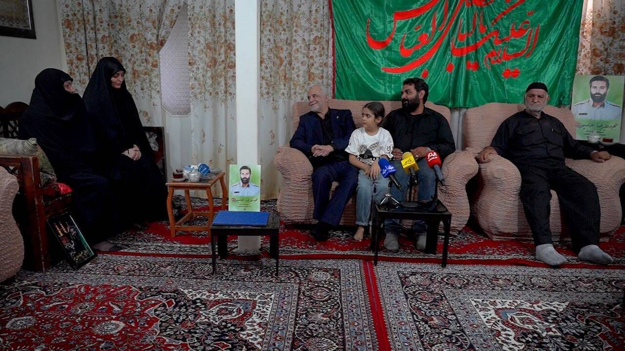   معاون رییس‌جمهور و رییس بنیاد شهید و امور ایثارگران عنوان کرد: خون پاک شهدا مایه عزت ، افتخار و انسجام ملت ایران است
