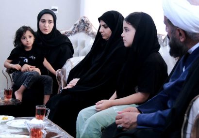 تکریم خانواده شهید اقتدار مسعود سبزی توسط مدیرکل بنیاد شهید استان یزد