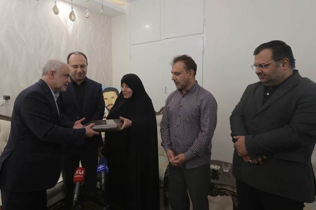  در دیدار مهندس اوحدی با خانواده «شهید روح‌الله خلج قاسم‌آبادی» عنوان شد: نقش‌آفرینی فرزندان شهدا در عرصه‌های علمی، فرهنگی و اقتصادی / ۱۱ هزار فرزند شهید از نخبگان کشور هستند