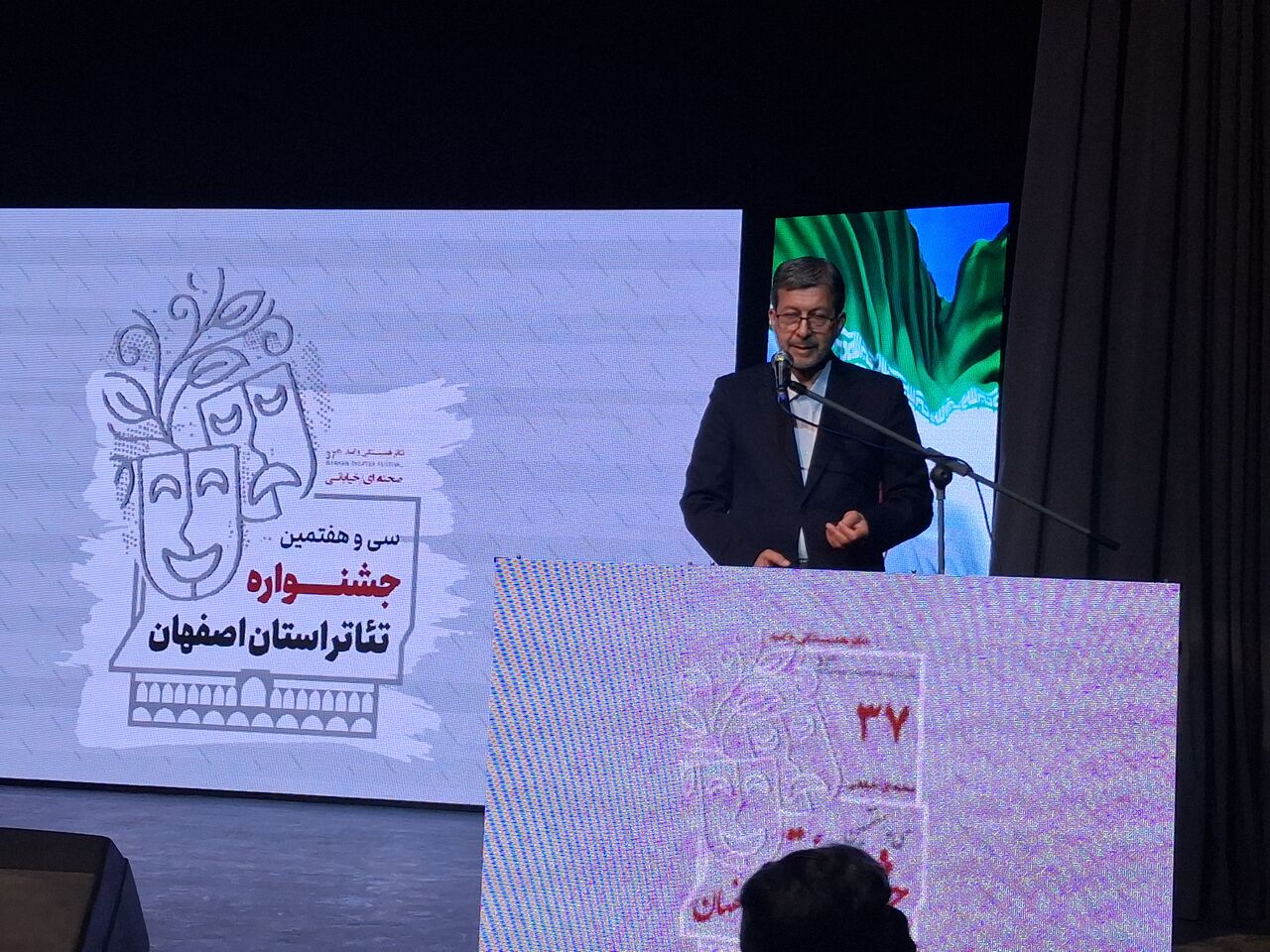  استانداراصفهان عنوان کرد:نصف جهان را به پایتخت تئاتر ایران تبدیل کنیم