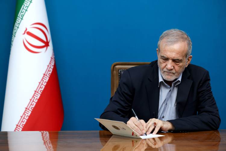 پیام تسلیت دکتر پزشکیان در پی درگذشت مادر شهیدان والامقام «معینی نجفآبادی»