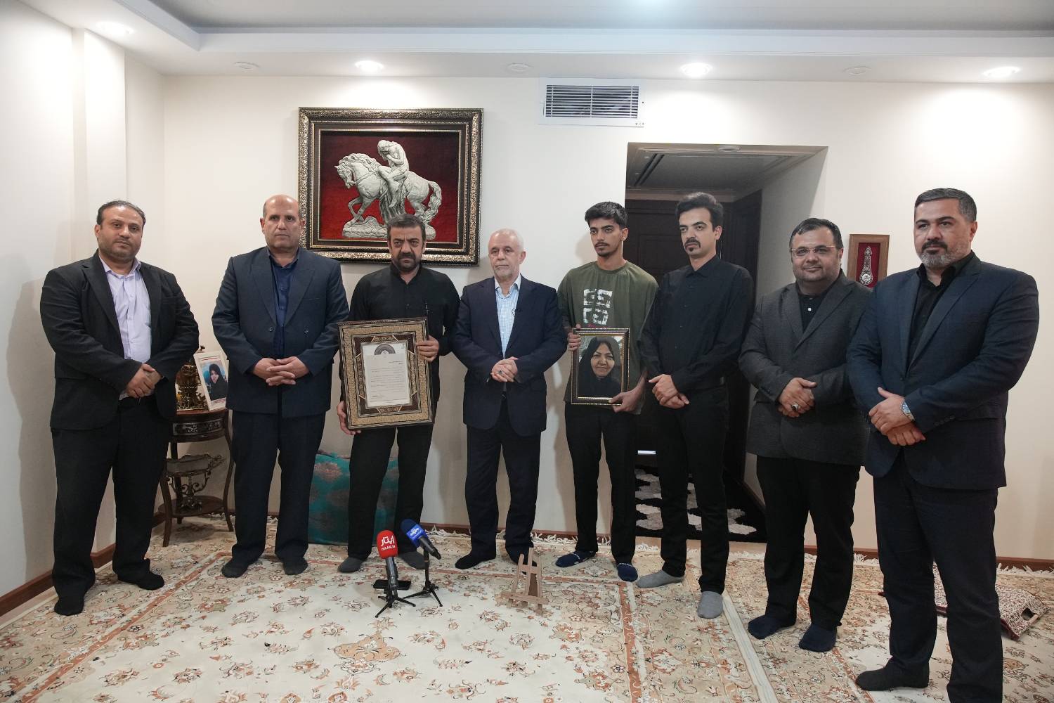  در دیدار مهندس اوحدی با خانواده «شهیده اعظم میرزایی» عنوان شد: حضور خانواده شهدا در جامعه، برکت و افتخار بزرگی برای نظام اسلامی است