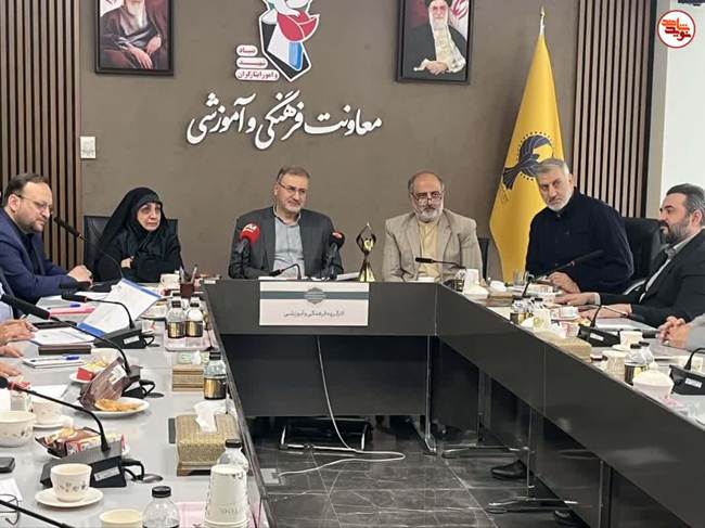  در نشست «کنگره ملی شهدای غریب در اسارت» مطرح شد: کتاب «من زنده‌ام» مورد توجه خانواده‌های شهدا قرار گرفته است/ تاکید بر حفظ یاد و نام شهدای غریب در اسارت