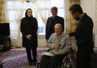 در آیینی باشکوه و درخور شأن ایثارگران، لوح سپاس بانک دی به جانباز سرافراز محمدتقی صلواتیان اهدا شد؛ مردی که از سال ۱۳۵۷ تا امروز، با جسمی آسیبدیده اما روحی زلال و آرمانگرا، سربازی بیانتها برای ارزشهای انقلاب اسلامی باقی مانده است. در آیینی باشکوه و درخور شأن ایثارگران، لوح سپاس بانک دی به جانباز سرافراز محمدتقی صلواتیان اهدا شد؛ مردی که از سال ۱۳۵۷ تا امروز، با جسمی آسیبدیده اما روحی زلال و آرمانگرا، سربازی بیانتها برای ارزشهای انقلاب اسلامی باقی مانده است.