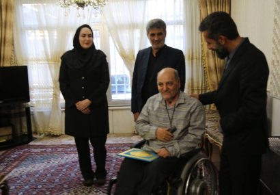 در آیینی باشکوه و درخور شأن ایثارگران، لوح سپاس بانک دی به جانباز سرافراز محمدتقی صلواتیان اهدا شد؛ مردی که از سال ۱۳۵۷ تا امروز، با جسمی آسیب‌دیده اما روحی زلال و آرمان‌گرا، سربازی بی‌انتها برای ارزش‌های انقلاب اسلامی باقی مانده است.