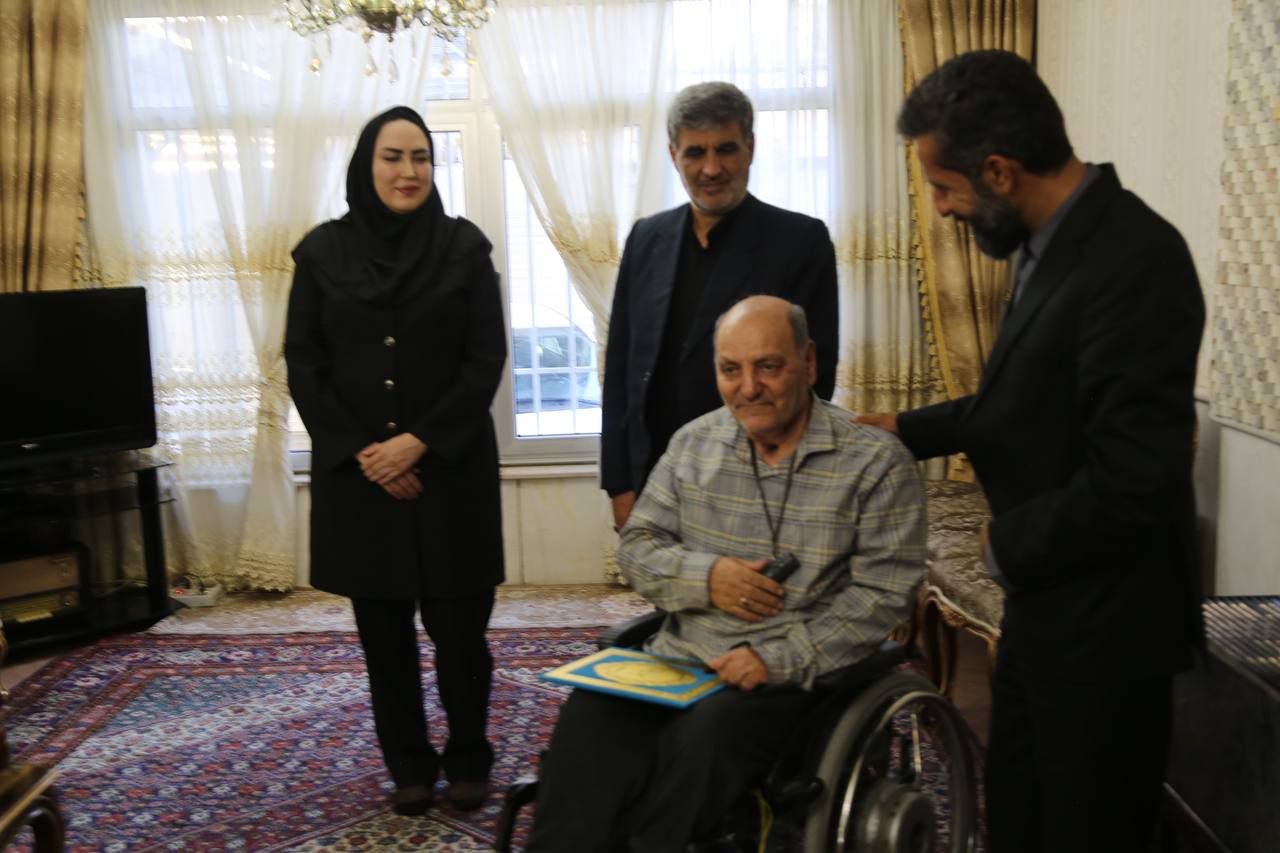 در آیینی باشکوه و درخور شأن ایثارگران، لوح سپاس بانک دی به جانباز سرافراز محمدتقی صلواتیان اهدا شد؛ مردی که از سال ۱۳۵۷ تا امروز، با جسمی آسیب‌دیده اما روحی زلال و آرمان‌گرا، سربازی بی‌انتها برای ارزش‌های انقلاب اسلامی باقی مانده است.