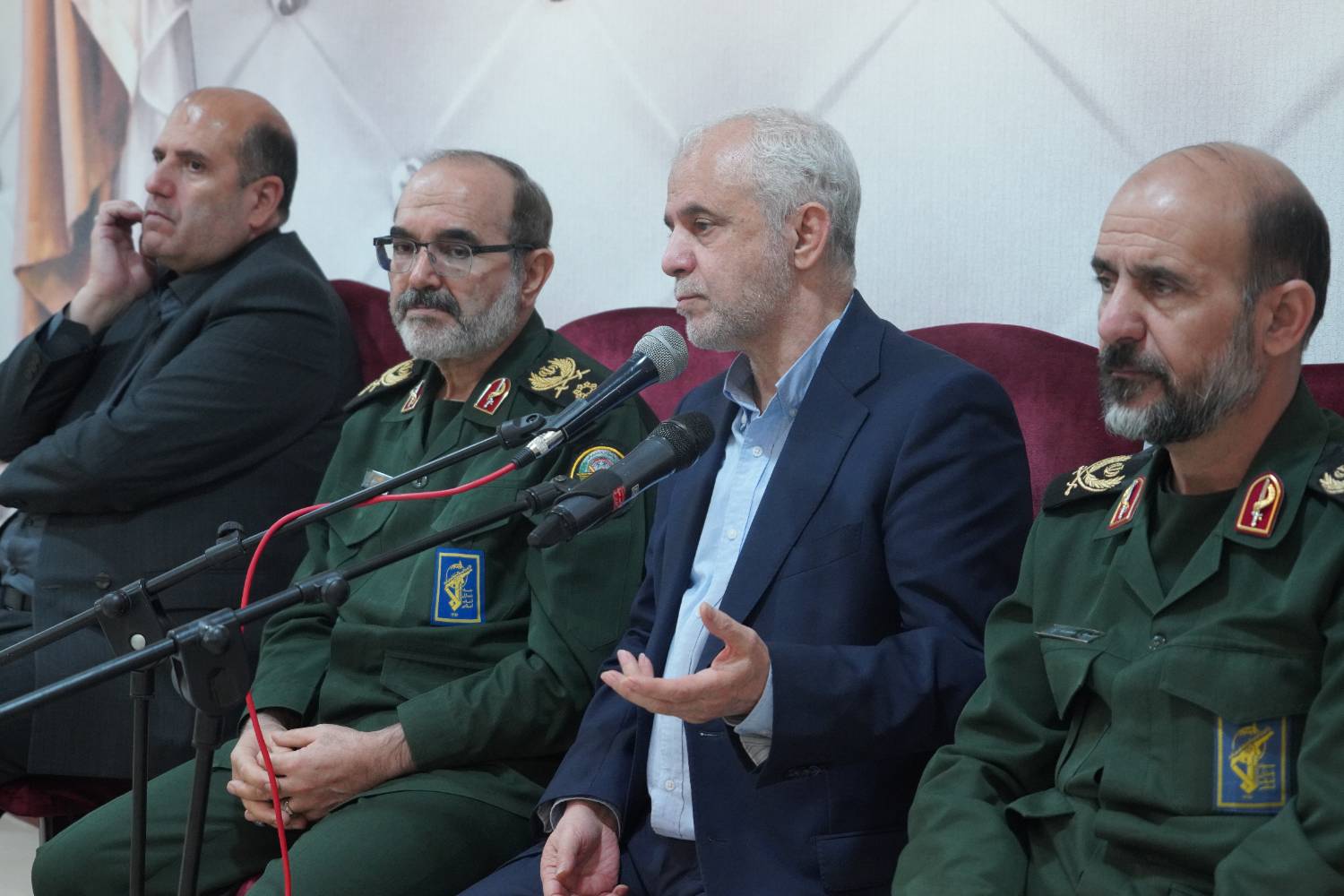 معاون رئیسجمهور در دیدار خانواده شهدای جنگ ۱۲ روزه هوافضا مطرح کرد: خدمت به خانواده شهدا، توفیق و وظیفه ماست/ در خدمترسانی به خانواده شهدا هیچ فاصلهای بین بنیاد شهید و سپاه وجود ندارد