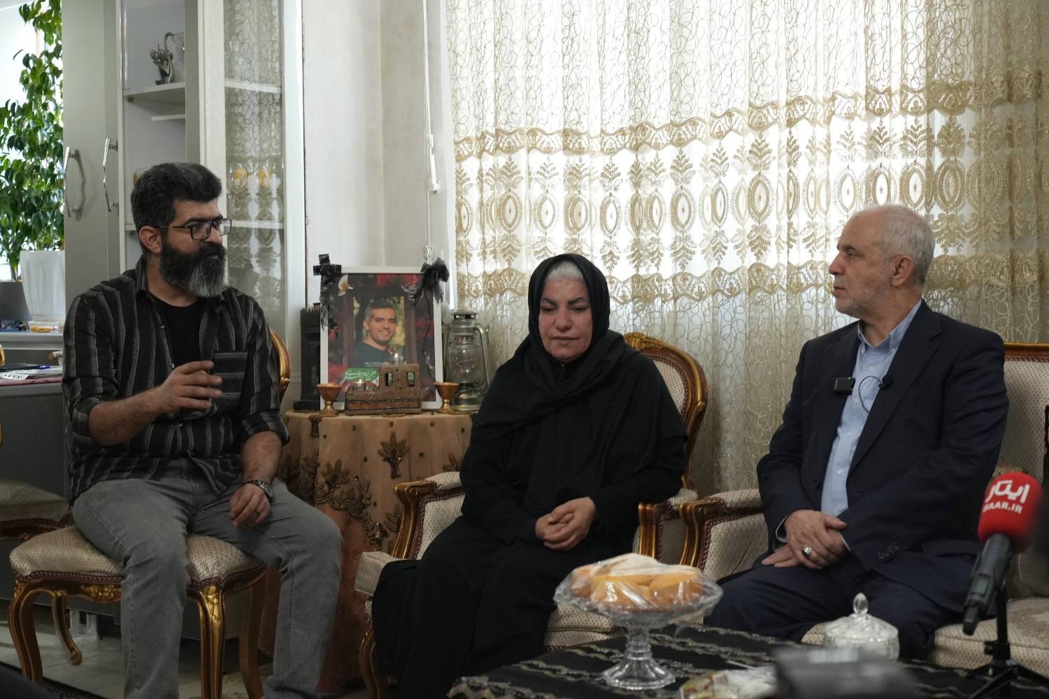 معاون رئیسجمهور و رئیس بنیاد شهید و امور ایثارگران در دیدار خانواده «شهید آروین محمدی» مطرح کرد: مقام شهادت عزت جاودانه است / شهدای جنگ ۱۲ روزه به دست منفورترین افراد تاریخ به شهادت رسیدند