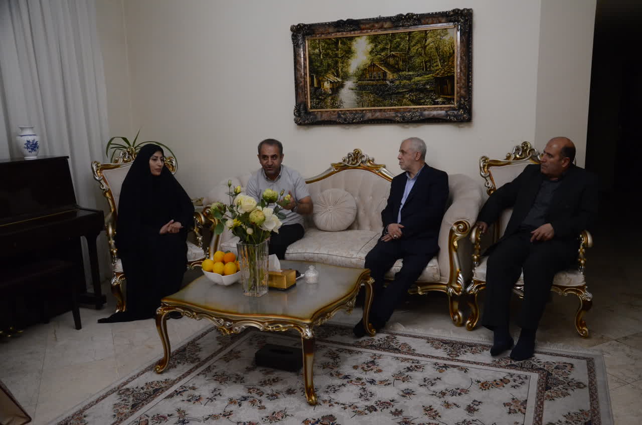 معاون رئیس‌جمهور و رئیس بنیاد شهید و امور ایثارگران، در دیدار خانواده «شهید متین صفائیان» عنوان کرد: شهدای دانش‌آموز چراغ هدایت آیندگان هستند/شناساندن شهدا به نسل‌های آینده با تولید مستندهای فاخر و روایت‌های هنری اثرگذار