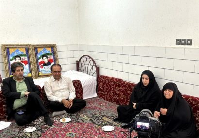 قرائت لوح تقدیر دکتر کریمی در دیدار  با خانواده‌های معظم شهدا در بهبهان