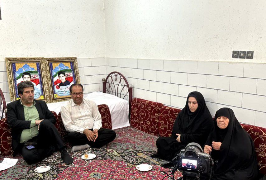 قرائت لوح تقدیر دکتر کریمی در دیدار با خانوادههای معظم شهدا در بهبهان